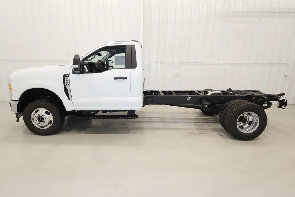 2025 Ford F-350 photo 1