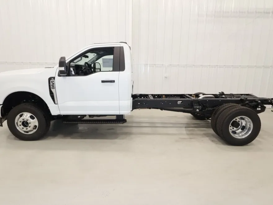 2025 Ford F-350 photo 1