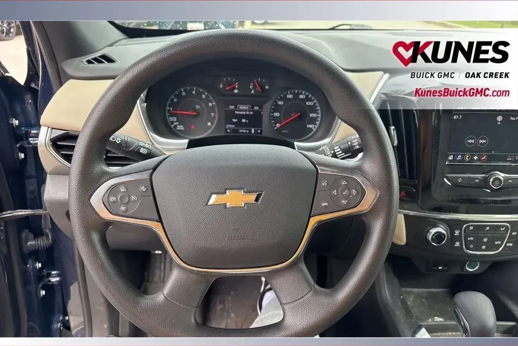 2023 Chevrolet Traverse LS photo 1