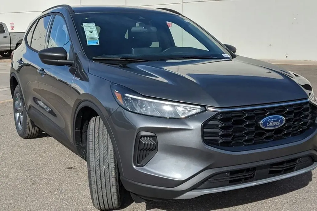 2025 Ford Escape ST-Line photo 1
