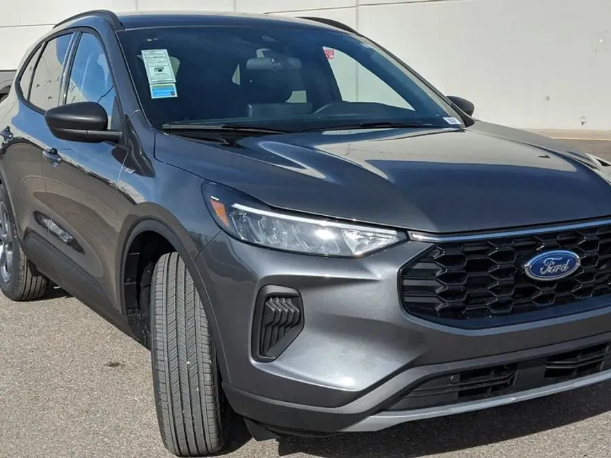 2025 Ford Escape ST-Line photo 1