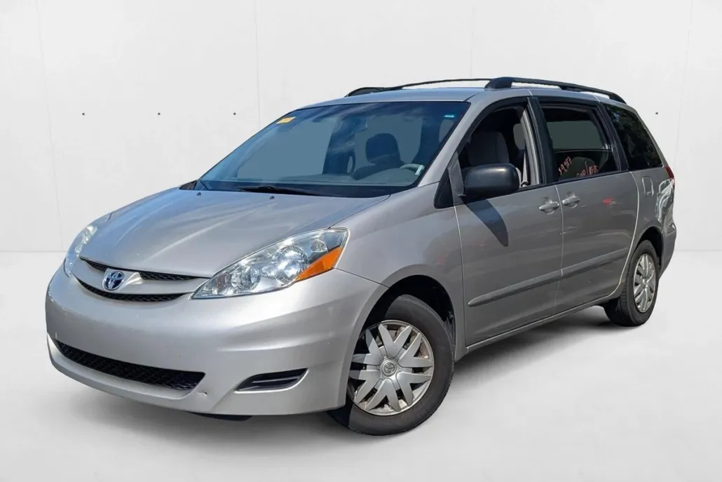 2010 Toyota Sienna LE photo 1