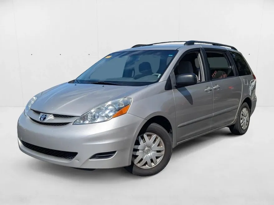 2010 Toyota Sienna LE photo 1