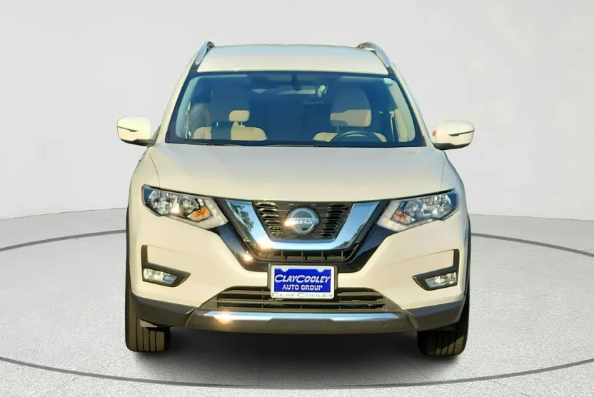 2017 Nissan Rogue SV photo 1