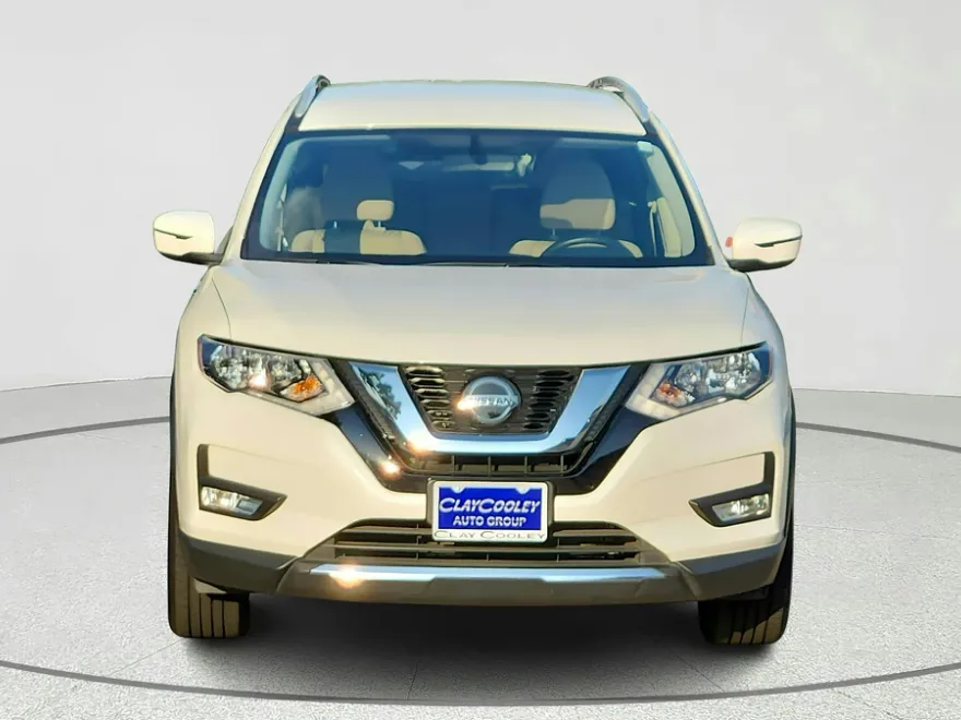 2017 Nissan Rogue SV photo 1