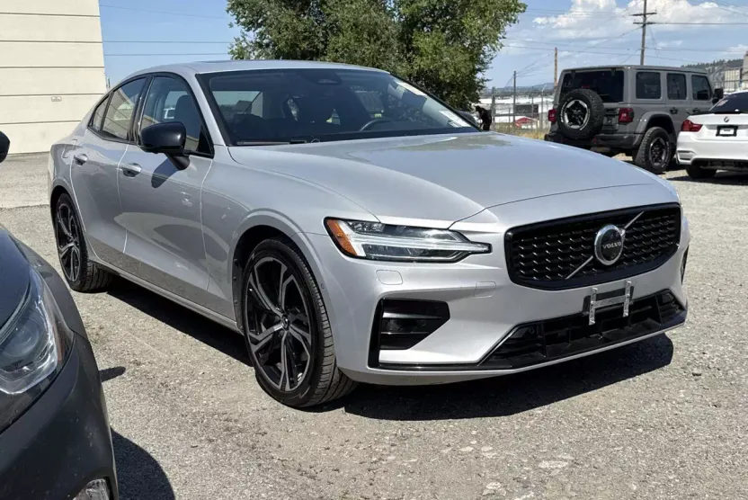2024 Volvo S60 Plus photo 1