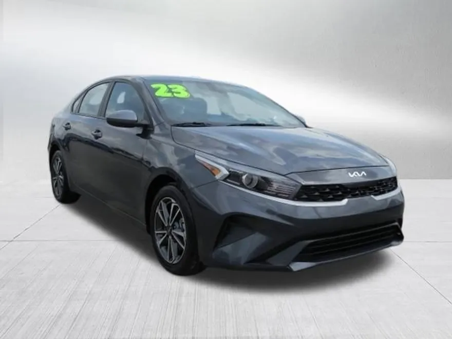 2023 Kia Forte LXS photo 1