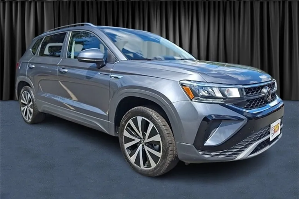 2024 Volkswagen Taos SE photo 1