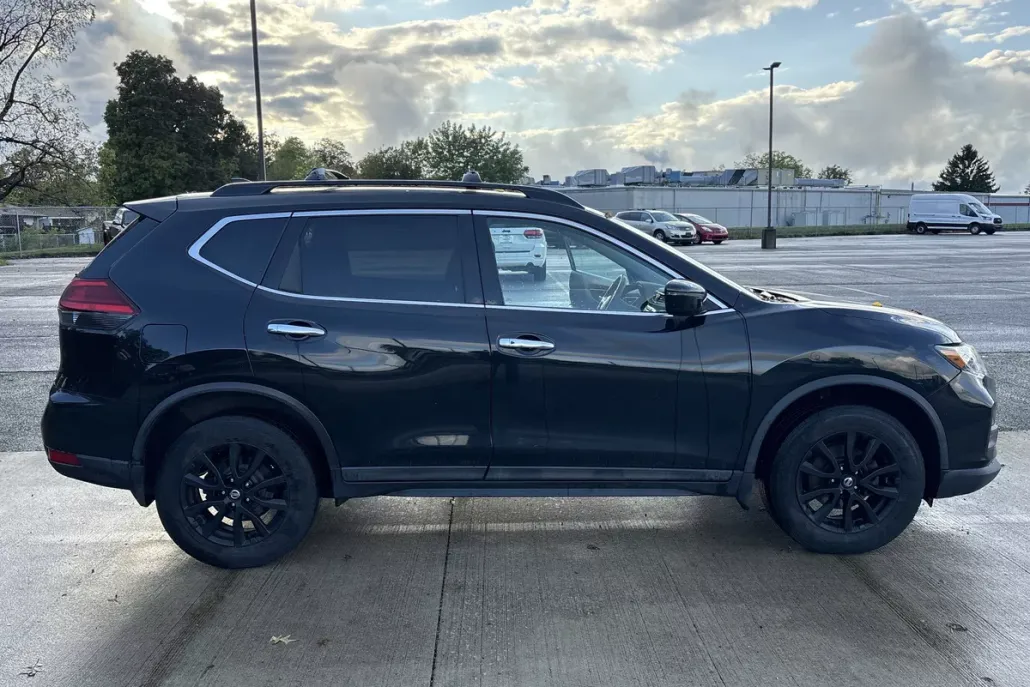 2017 Nissan Rogue SV photo 1