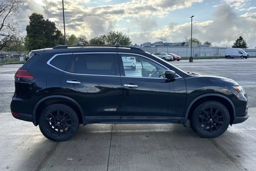 2017 Nissan Rogue SV photo 1