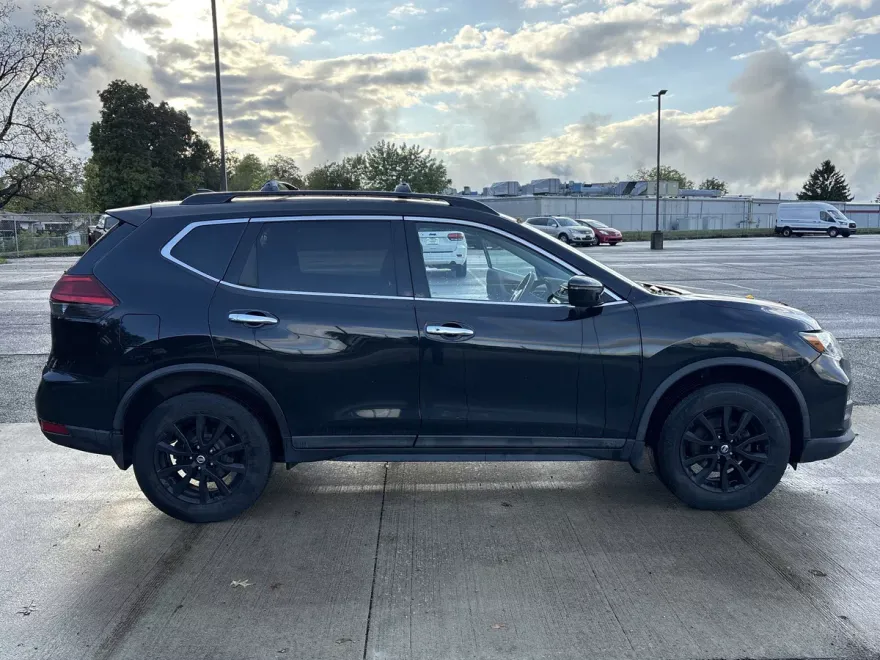 2017 Nissan Rogue SV photo 1