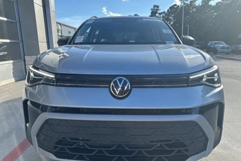 2025 Volkswagen Taos S photo 1
