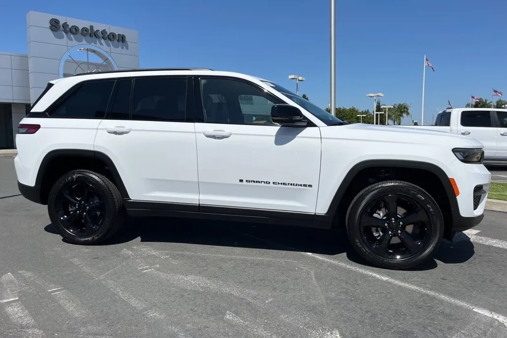 2025 Jeep Grand Cherokee Altitude photo 1