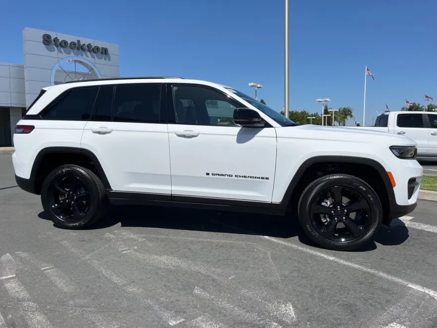 2025 Jeep Grand Cherokee Altitude photo 1