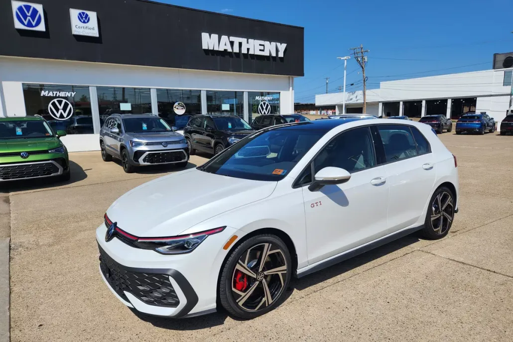 2025 Volkswagen Golf GTI SE photo 1