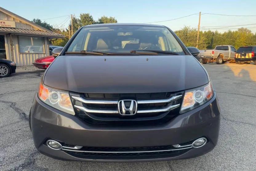 2015 Honda Odyssey Touring photo 1