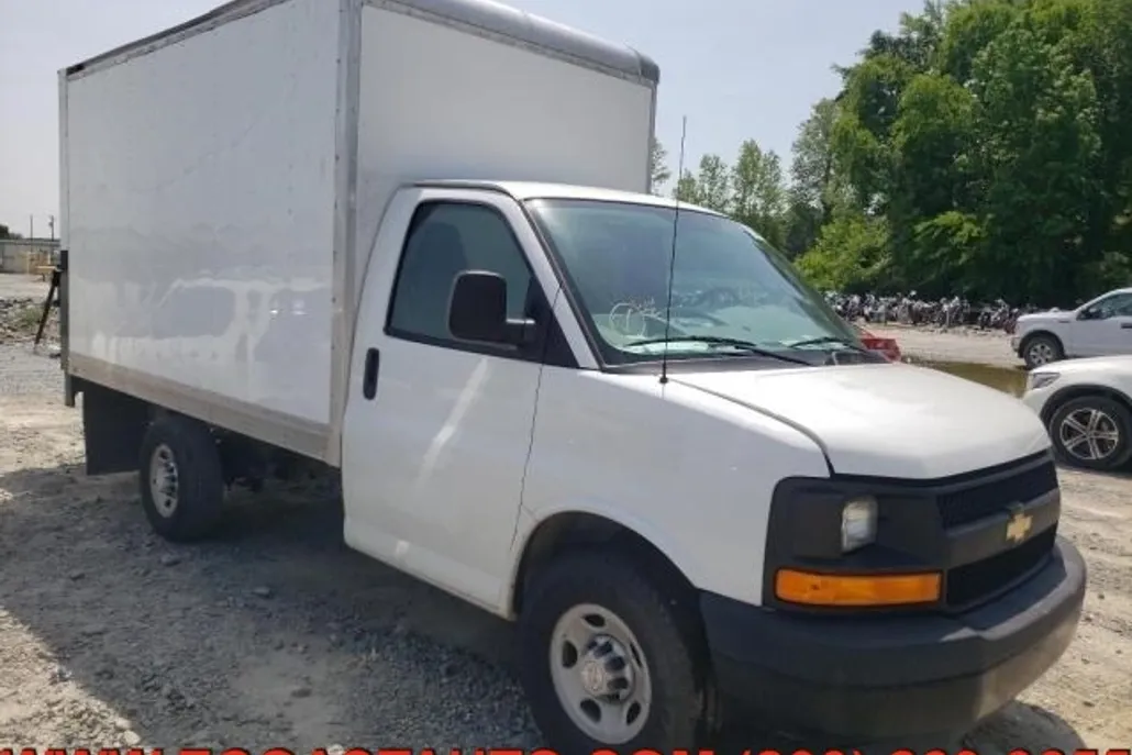 2017 Chevrolet Express Cutaway photo 1