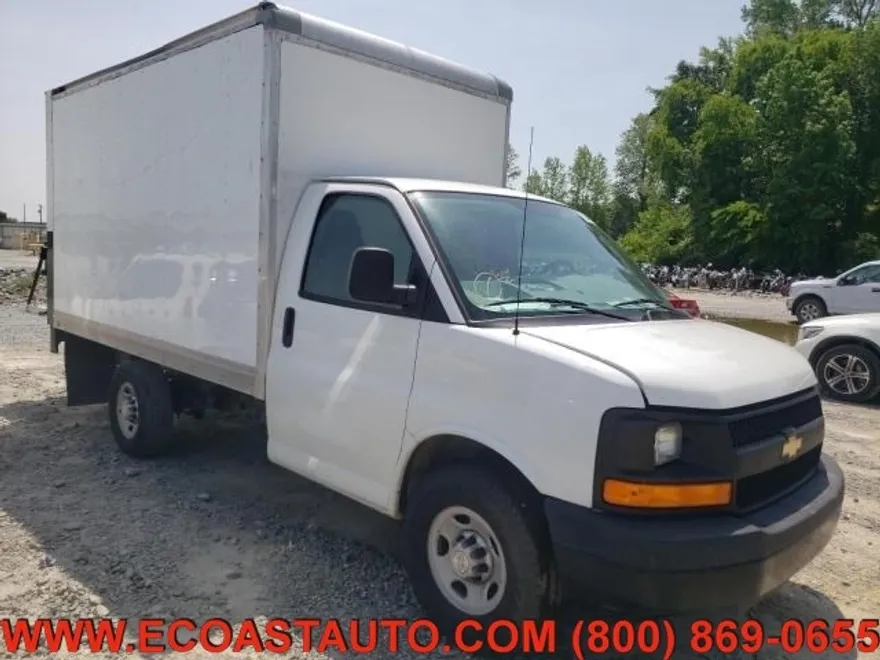 2017 Chevrolet Express Cutaway photo 1