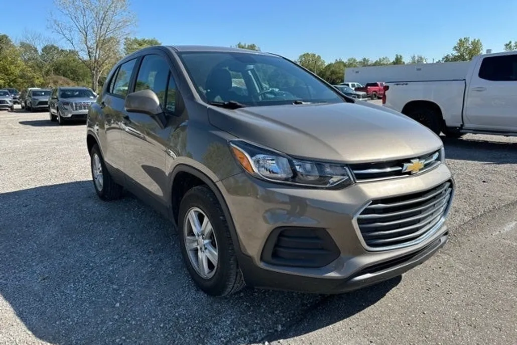 2022 Chevrolet Trax LS photo 1