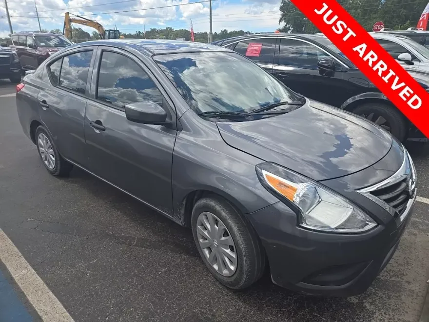 2019 Nissan Versa 1.6 Plus photo 1