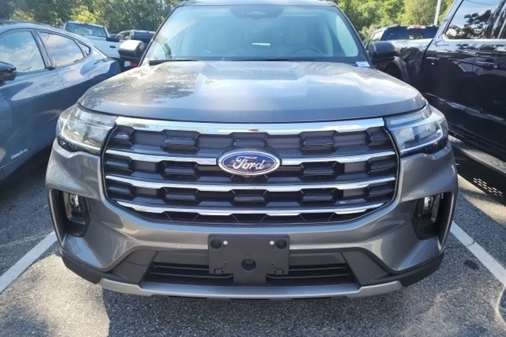 2025 Ford Explorer photo 1