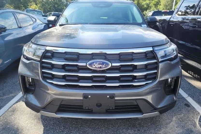 2025 Ford Explorer photo 1