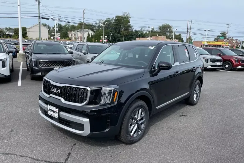 2025 Kia Telluride LX photo 1