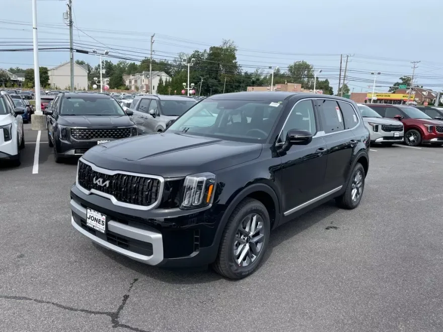 2025 Kia Telluride LX photo 1