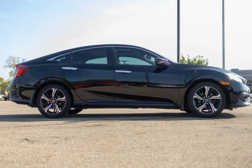 2018 Honda Civic Touring photo 1