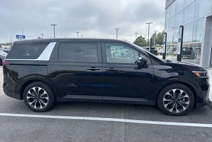 2024 Kia Carnival EX photo 1
