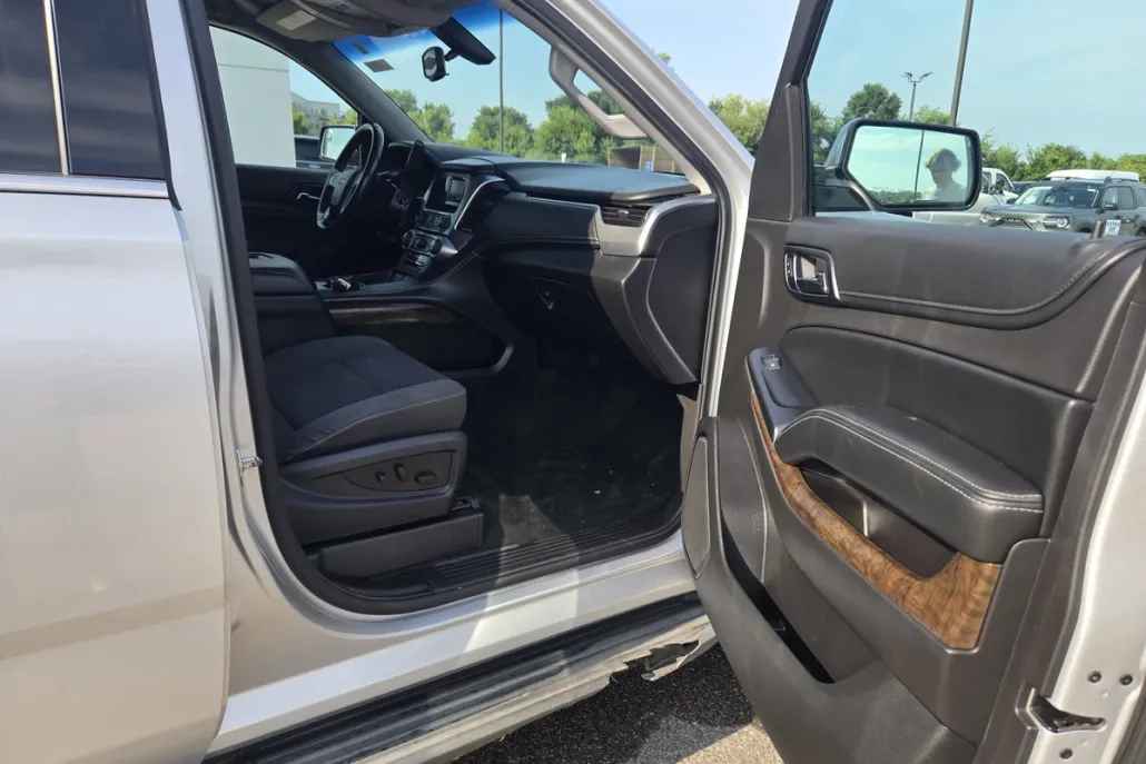 2015 Chevrolet Suburban LS photo 1