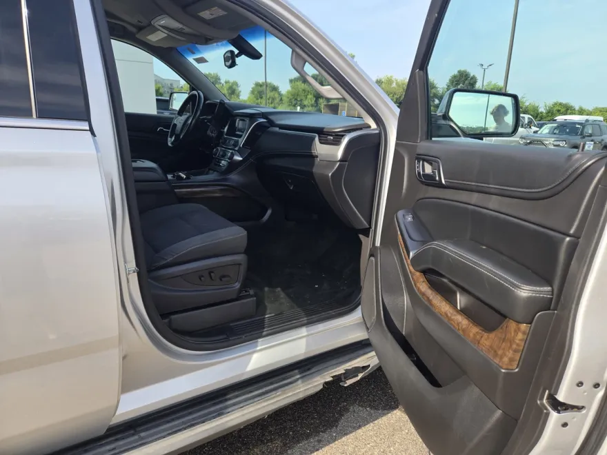 2015 Chevrolet Suburban LS photo 1