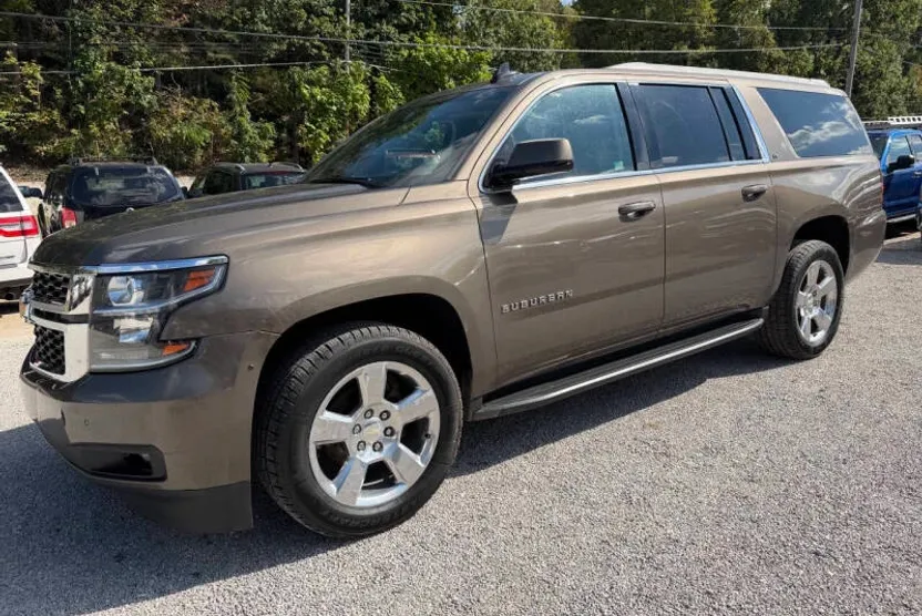 2016 Chevrolet Suburban LT photo 1