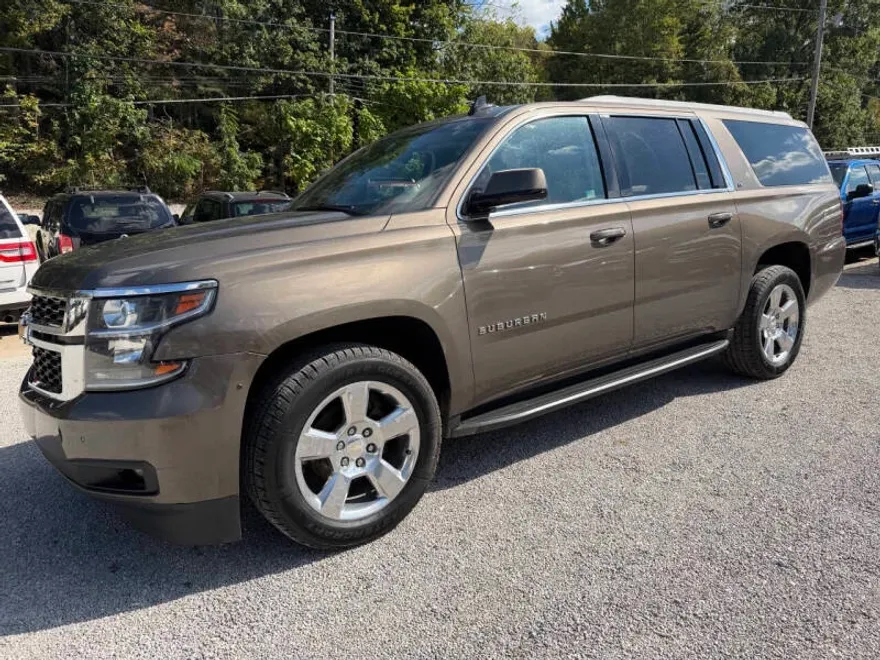 2016 Chevrolet Suburban LT photo 1
