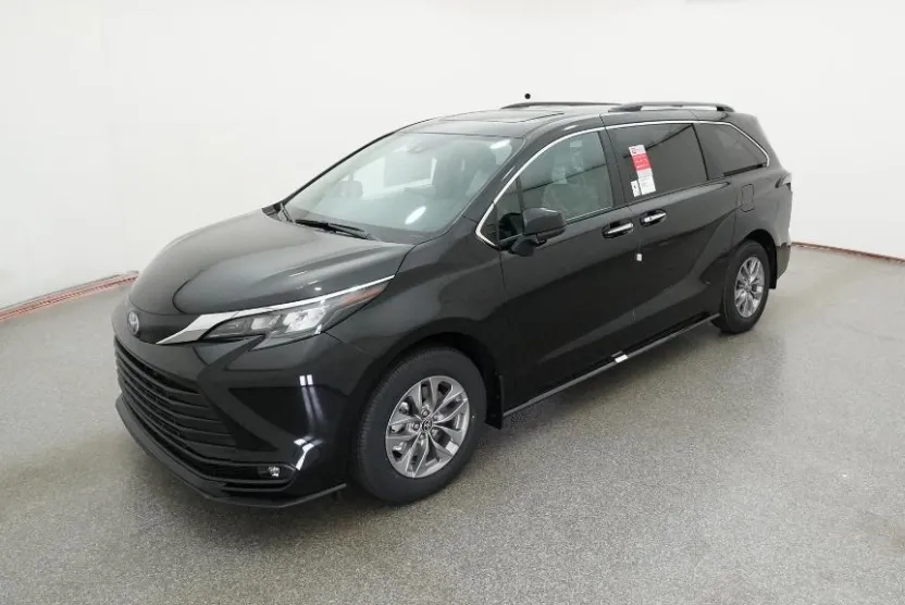 2025 Toyota Sienna XLE photo 1