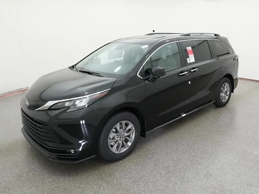 2025 Toyota Sienna XLE photo 1