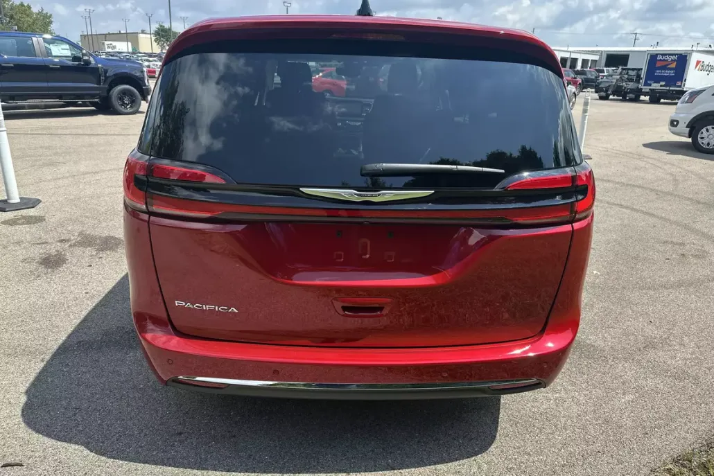 2024 Chrysler Pacifica Touring L photo 1