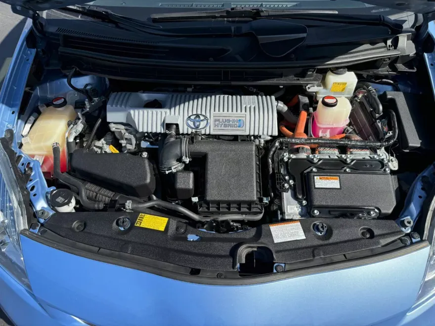 2015 Toyota Prius Plug-in Hybrid Advanced photo 31