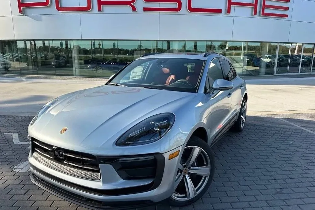 2025 Porsche Macan T photo 1