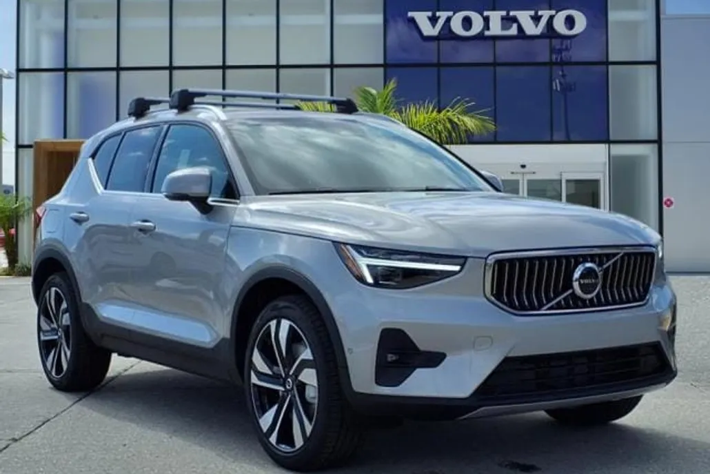 2025 Volvo XC40 photo 1