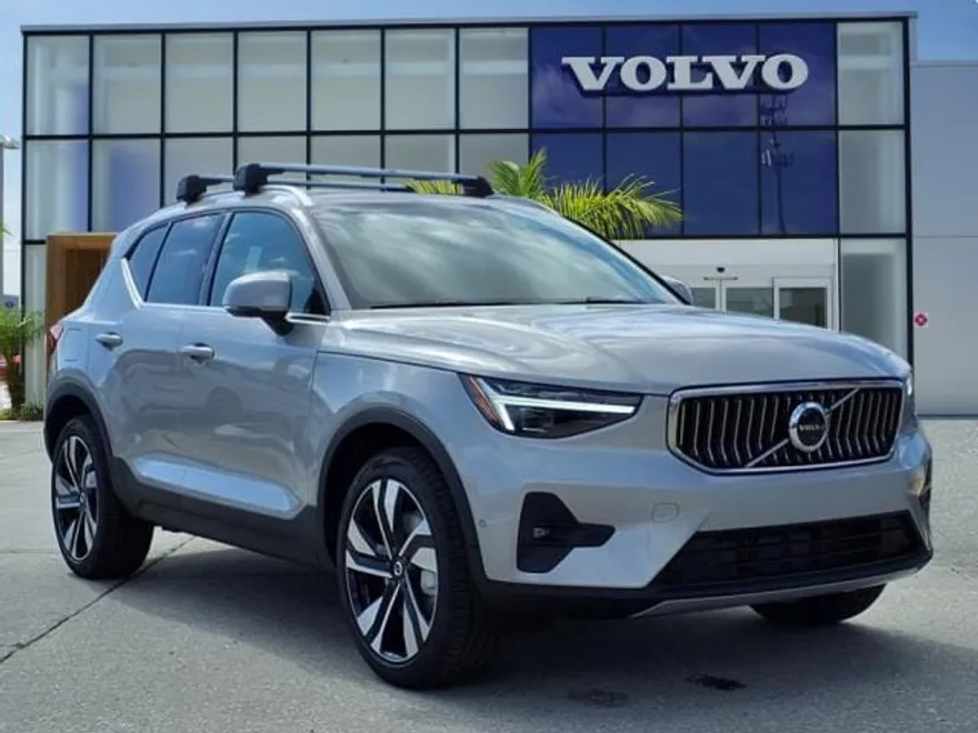 2025 Volvo XC40 photo 1