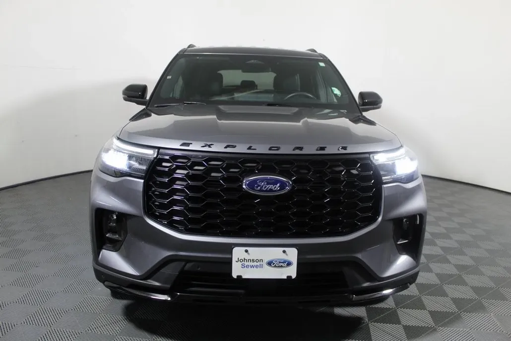 2025 Ford Explorer ST-Line photo 1