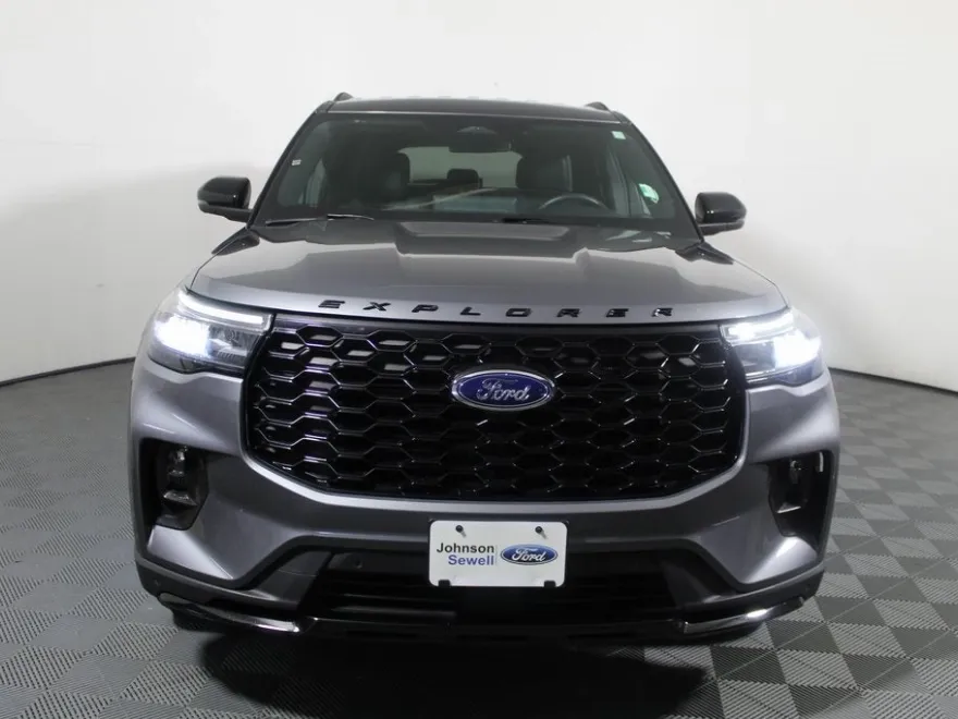 2025 Ford Explorer ST-Line photo 1