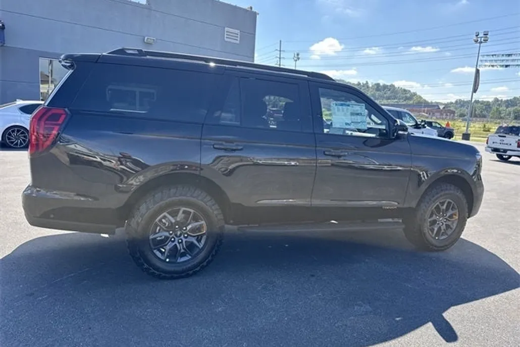 2025 Ford Expedition photo 1