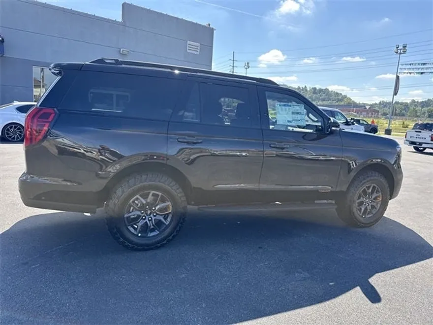 2025 Ford Expedition photo 1