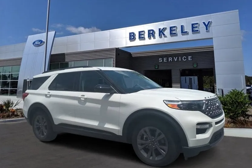 2023 Ford Explorer XLT photo 1