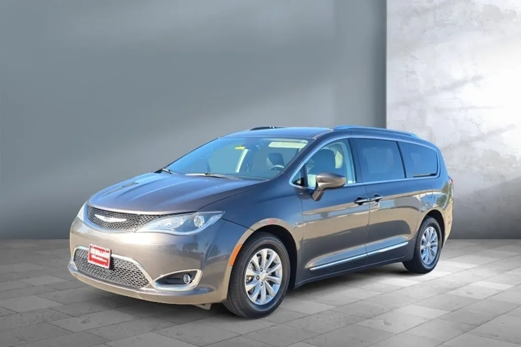 2019 Chrysler Pacifica Touring L photo 1