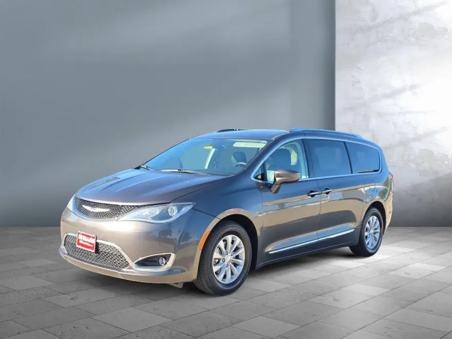2019 Chrysler Pacifica Touring L photo 1