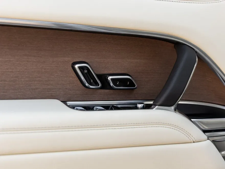 2023 Land Rover Range Rover SE photo 17