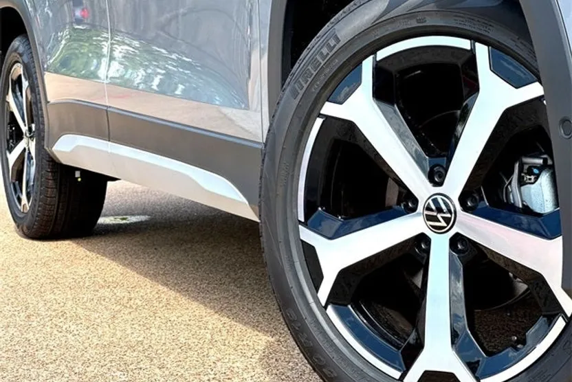 2025 Volkswagen Tiguan SE photo 1